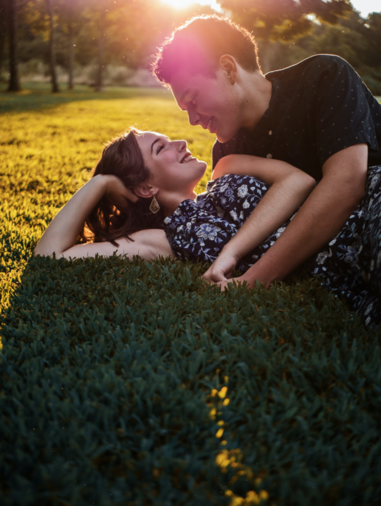 Couple heureux dans l'herbe